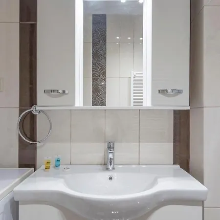 2 Bedroom Renovated With A View Apartment *